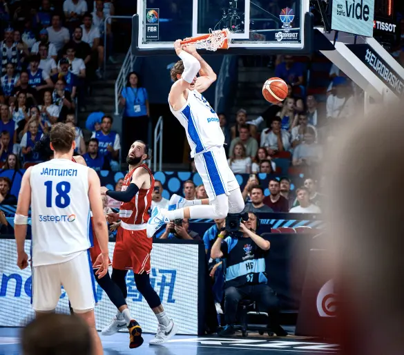 佳的状态, 攻势拉开分, 两大热门塞